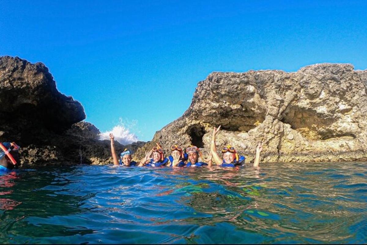 μια ομάδα ανθρώπων που κολυμπούν στο νερό