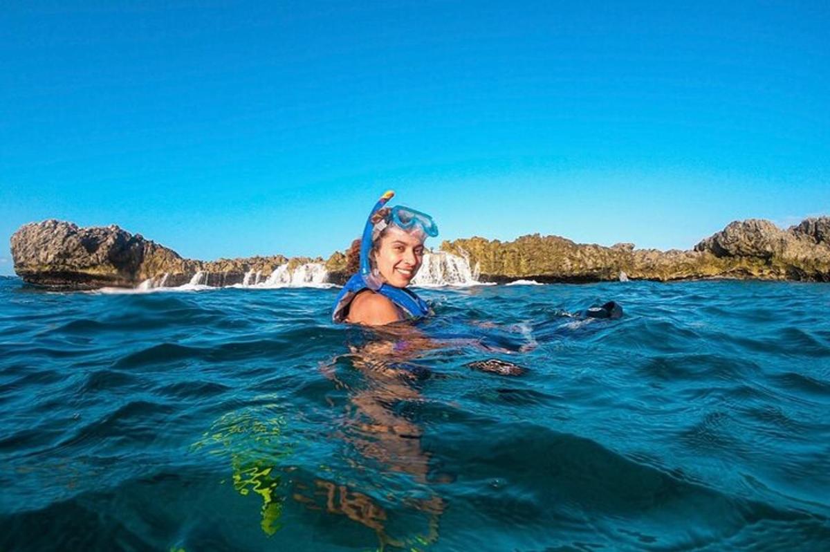 una donna nell'acqua dell'oceano