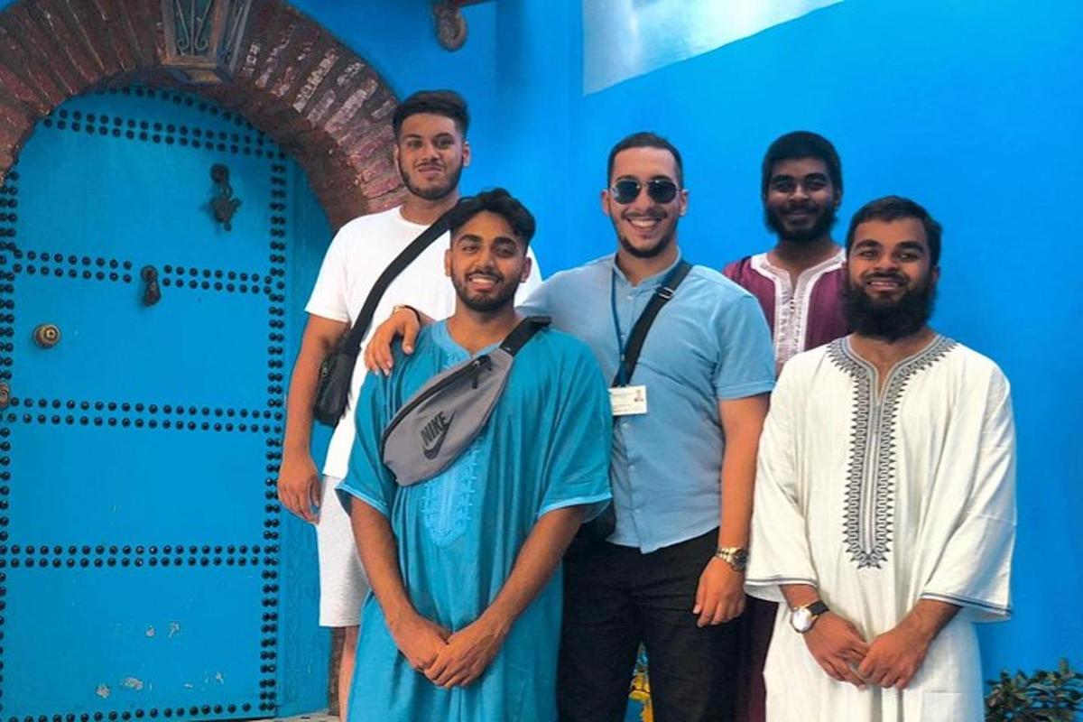 un gruppo di uomini in piedi davanti a una porta