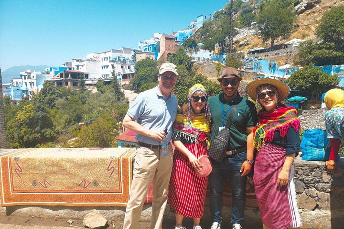 un grup de persones posant per a una foto a la muntanya