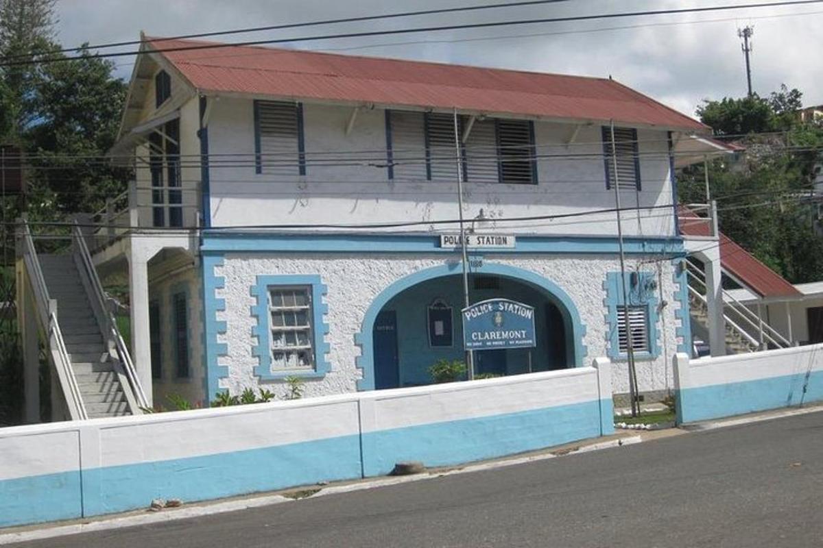 un bâtiment bleu et blanc avec un toit rouge