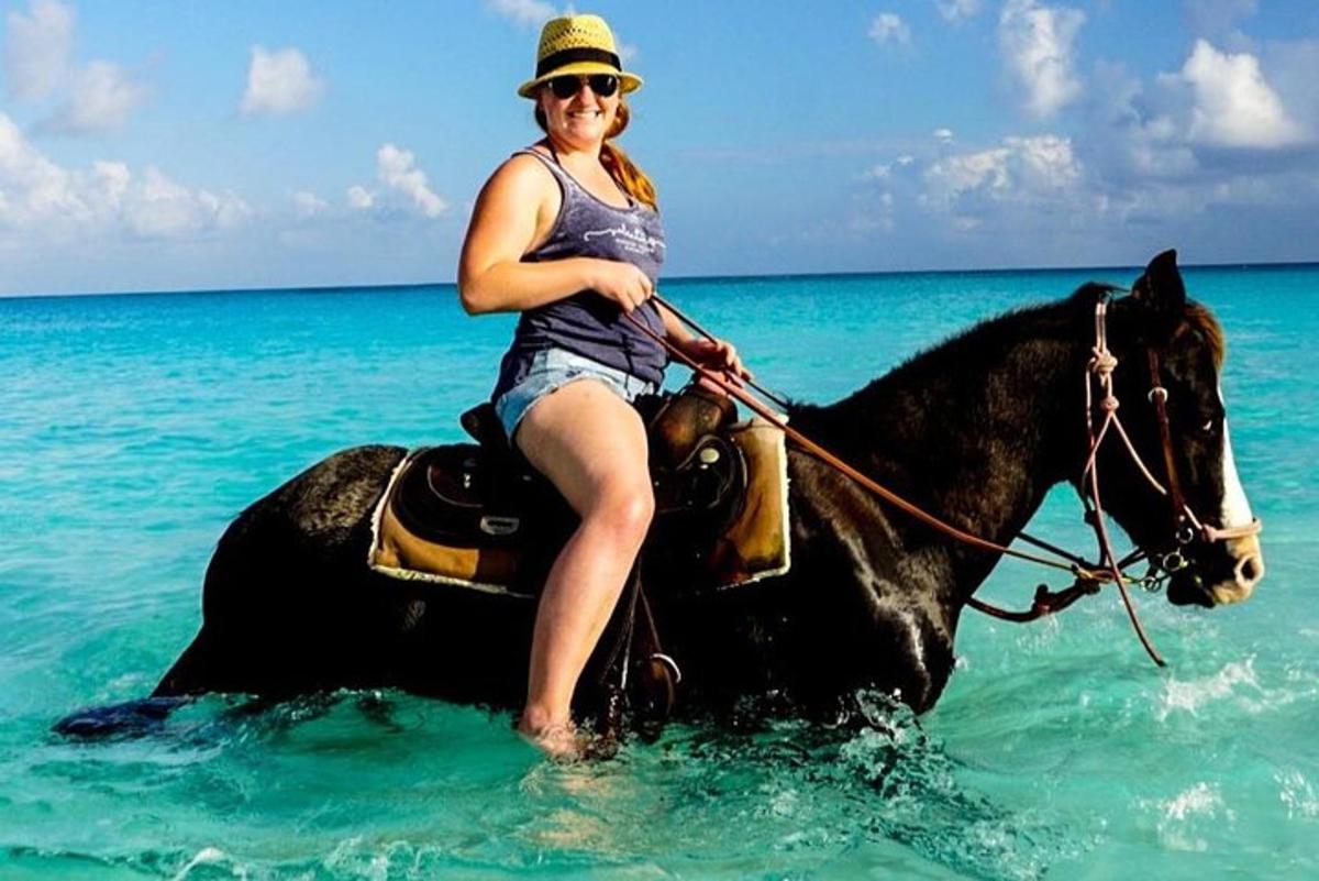 o femeie călare pe un cal în ocean