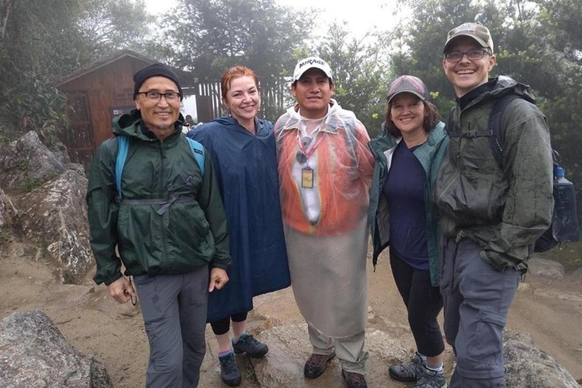 un gruppo di persone che posano per una foto sotto la pioggia