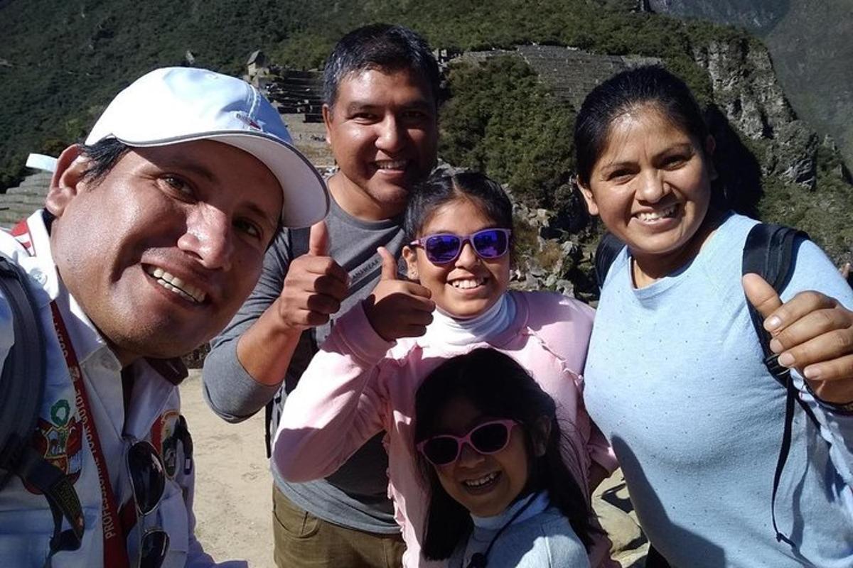 un gruppo di persone che posano per una foto
