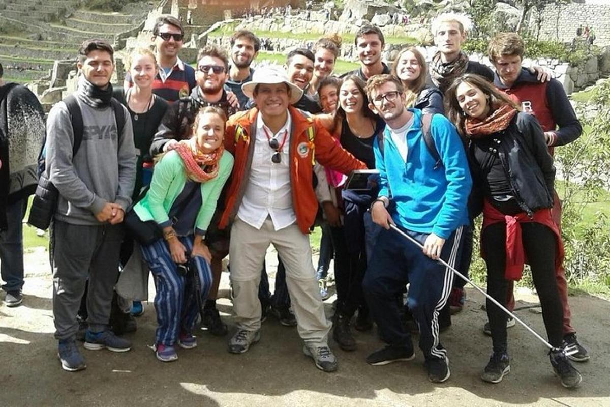 un gruppo di persone che posano per una foto