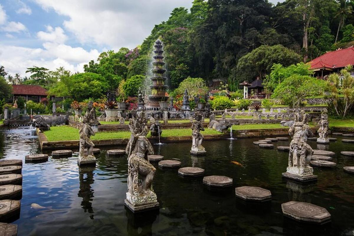 Un templo en medio de un estanque con estatuas en el agua.