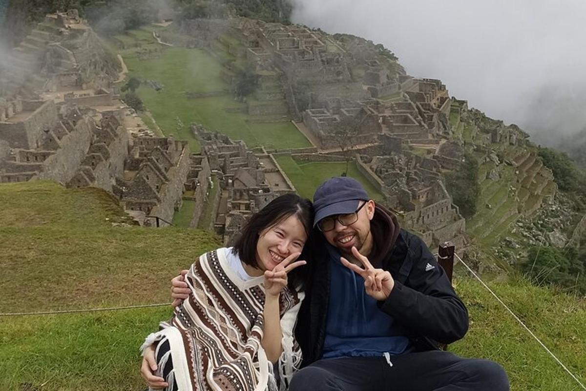 un uomo e una donna seduti in cima a una montagna