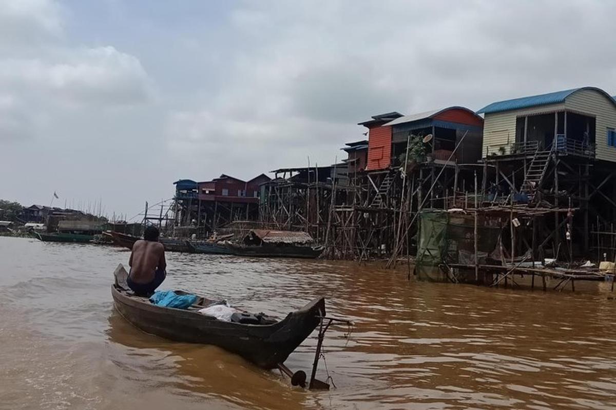 човек је у чамцу у води
