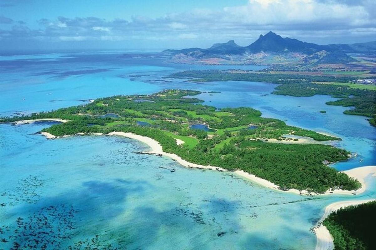 isang aerial view ng isang isla sa karagatan