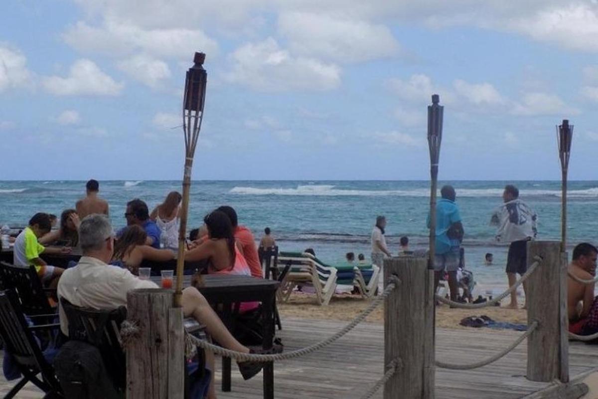 un grup de persones assegudes a la platja