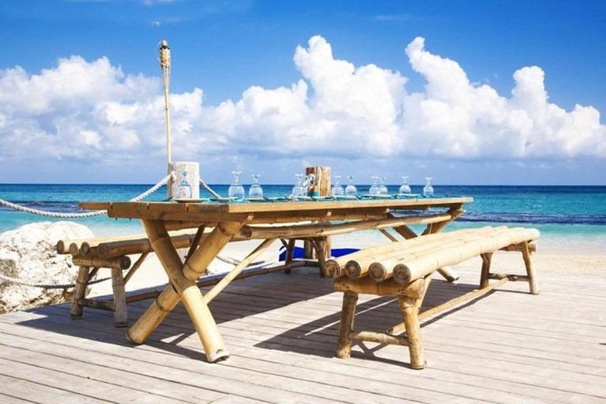 una taula de pícnic i un banc de fusta a la platja