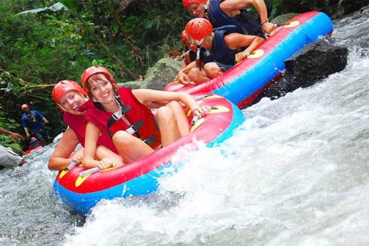 un gruppo di persone che fa rafting su un fiume