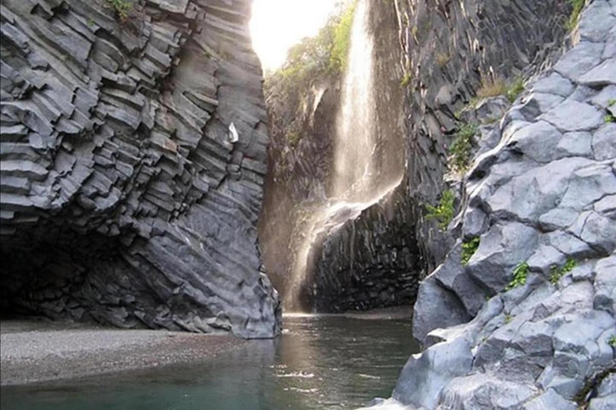 ein Wasserfall mitten in einem Fluss