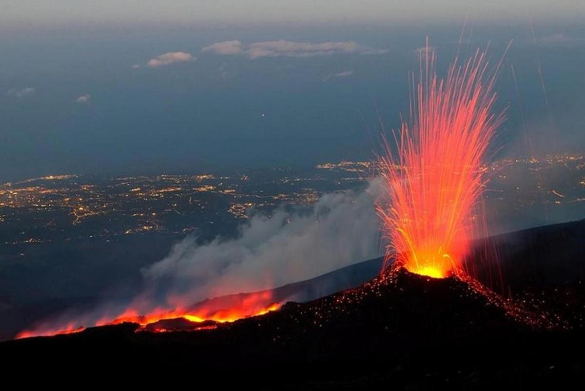 una montaña con un fuego en la cima