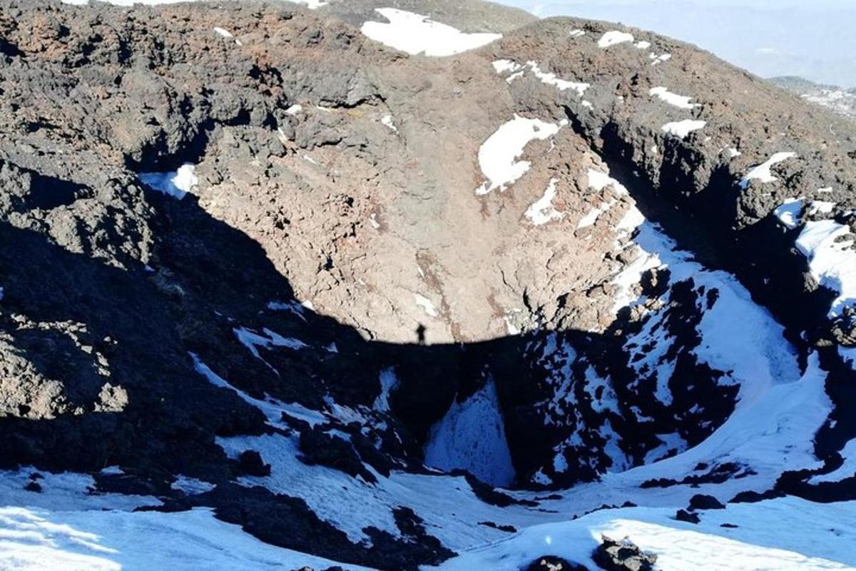 Una vista aérea de una montaña con nieve.