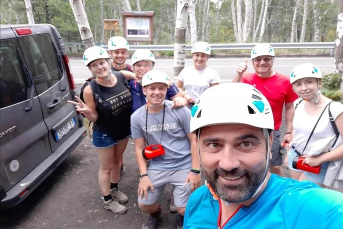 eine Gruppe von Menschen mit Schutzhelmen steht neben einem Lieferwagen
