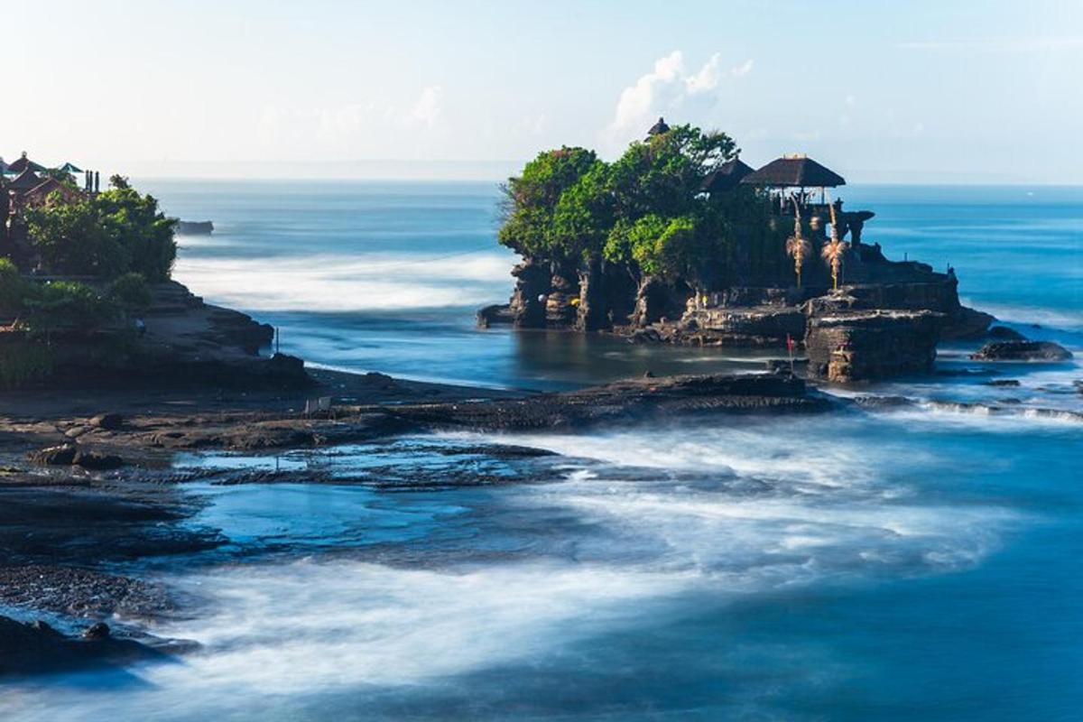 sebuah pulau di tengah lautan