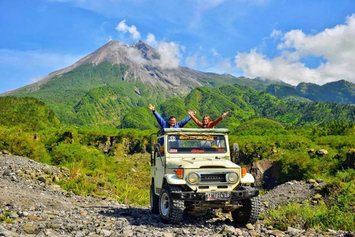 deux personnes assises sur un camion sur une montagne