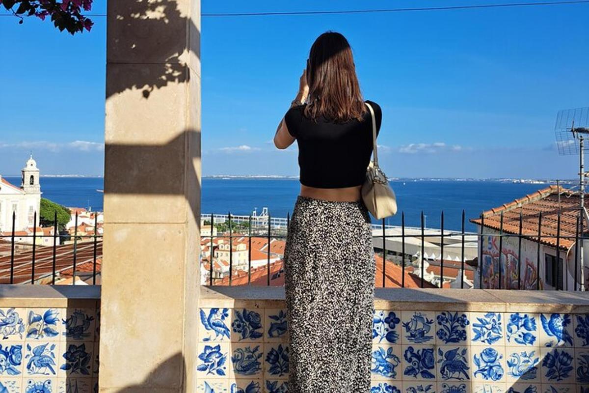 una donna in piedi su un balcone che guarda l'oceano