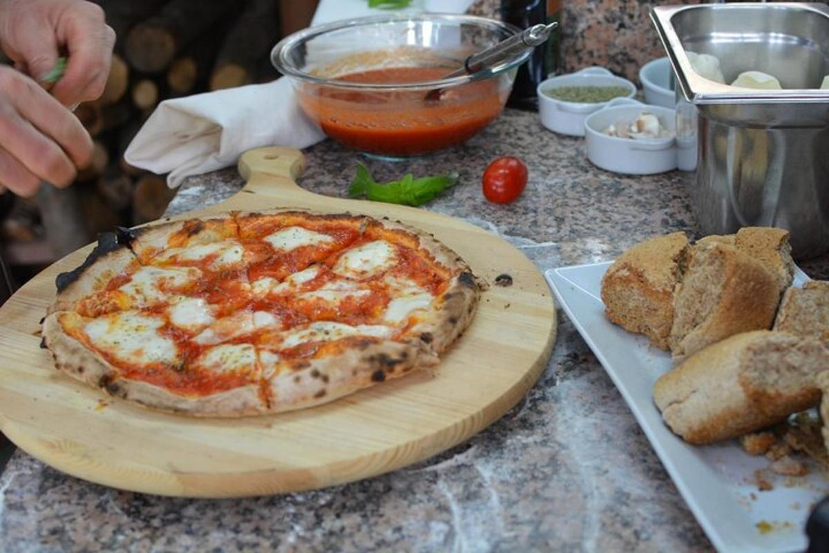 pizza á tréskurðarbretti á borði