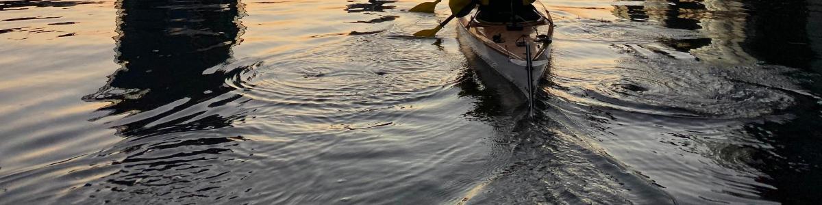 a boat in the water with its reflection