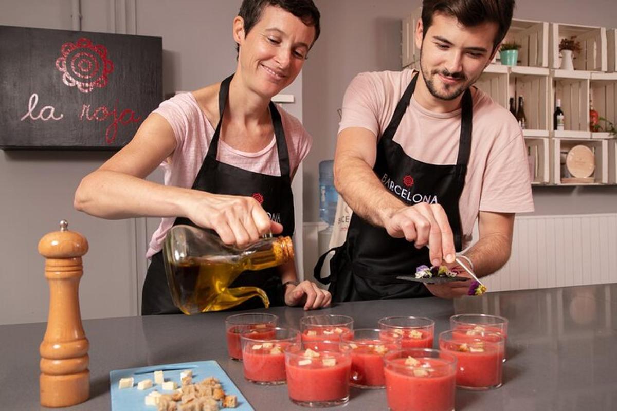 dva muži stojící v kuchyni a připravující jídlo