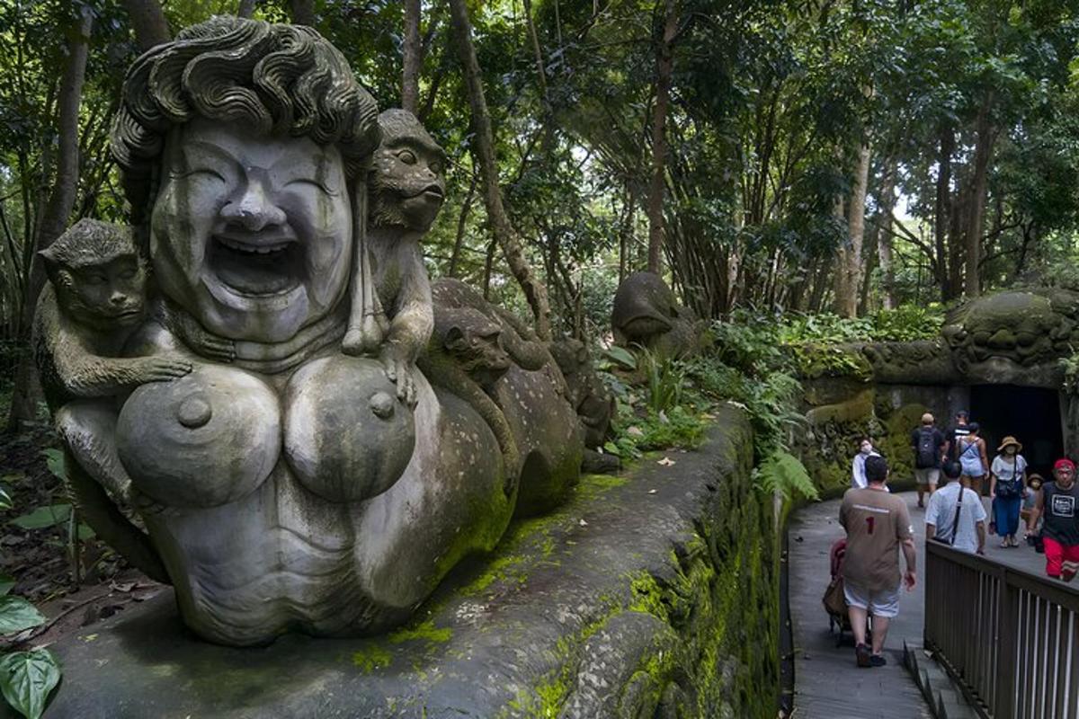 uma estátua de um rosto com pessoas andando por aí