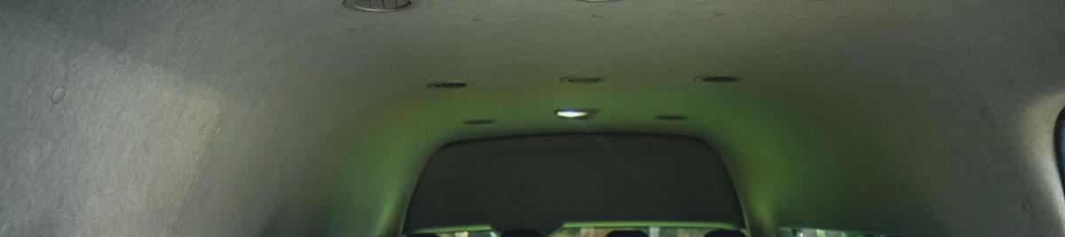 un corridoio di un autobus con un soffitto verde
