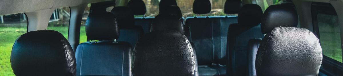 un gruppo di sedili su un autobus