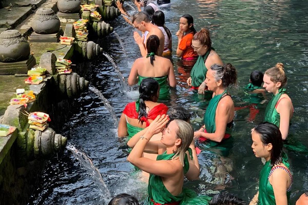 un gruppo di persone in piedi nell'acqua