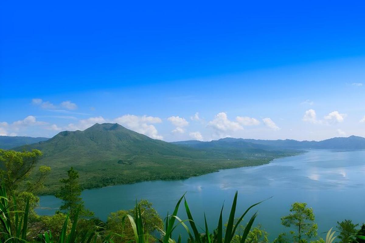 pohled na jezero s horami v pozadí