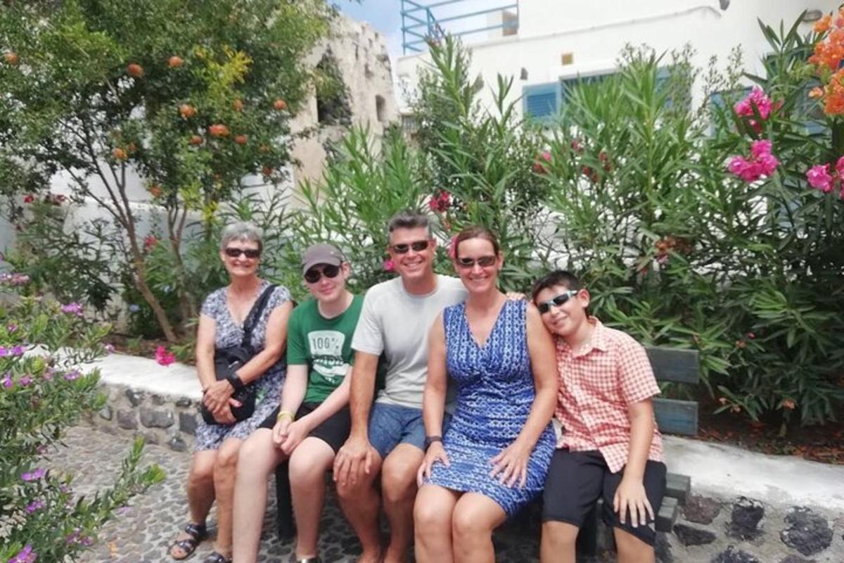 un gruppo di persone sedute su una panchina