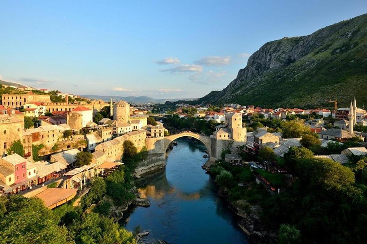 mesto z mostom čez reko in mestece