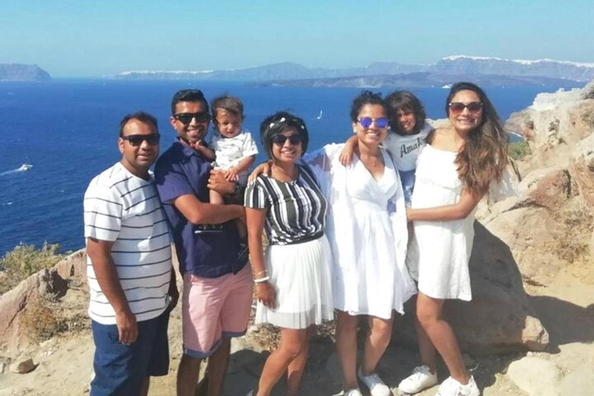 skupina lidí pózujících pro fotografii na útesu