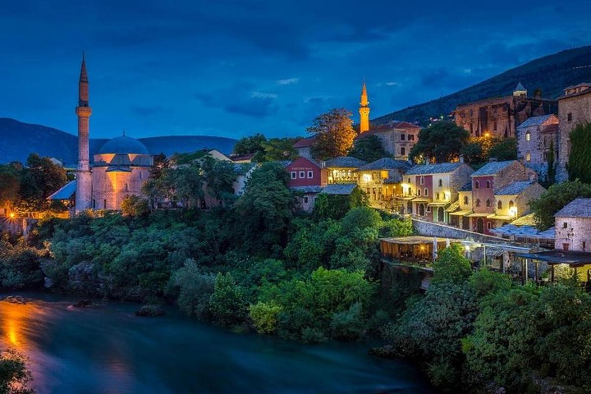 mesto z reko in mošejo ponoči