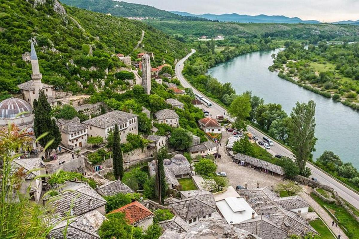 zračni pogled na mesto ob reki