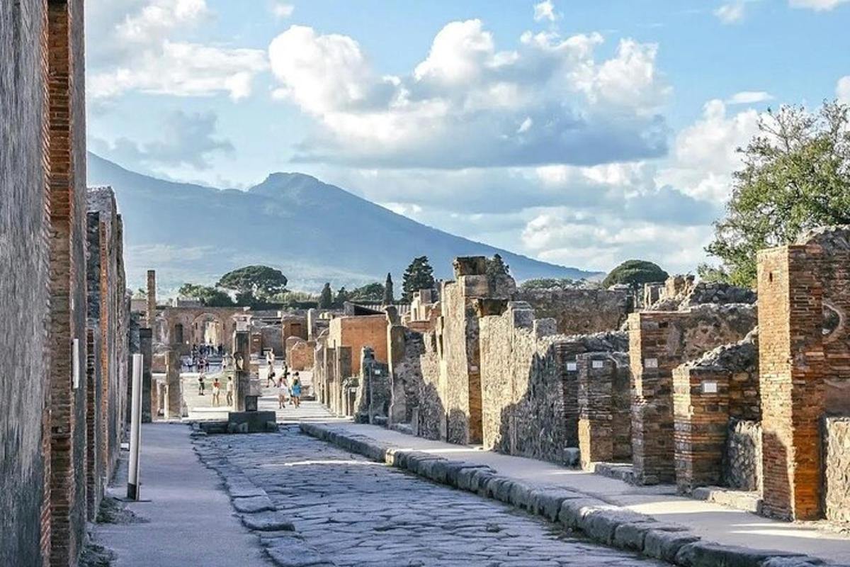 ένας δρόμος στα ερείπια με ένα βουνό στο φόντο