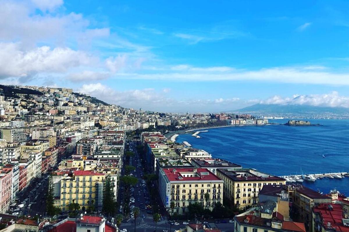 μια εναέρια άποψη μιας πόλης και του ωκεανού