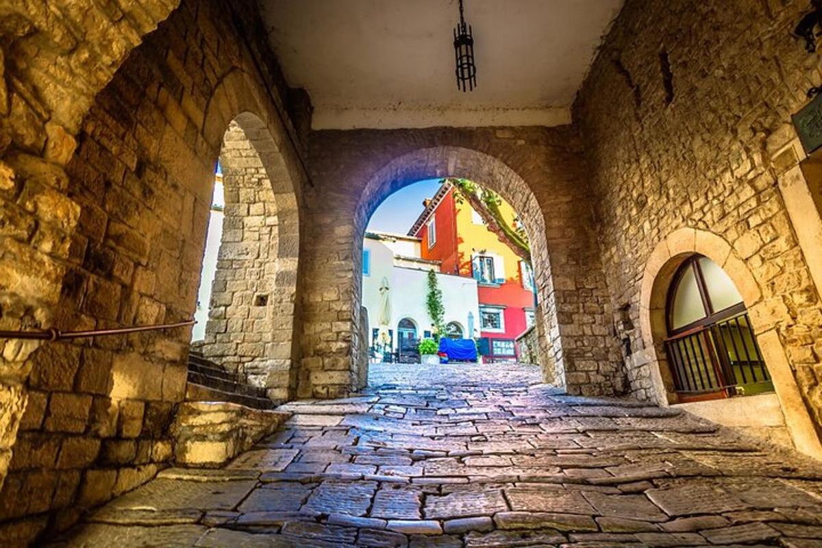un carreró de pedra amb un arc en un edifici