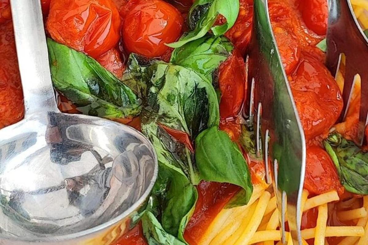 một đĩa mì ống với cà chua và một cái thìa