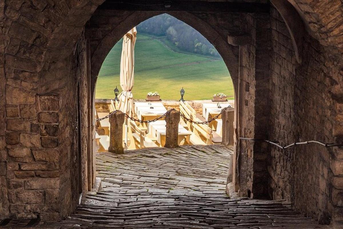 un arc en un edifici amb vistes a un carrer