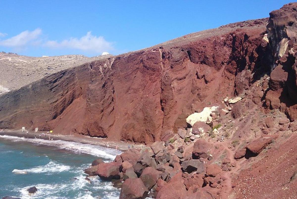 una montaña rocosa con una playa y el océano