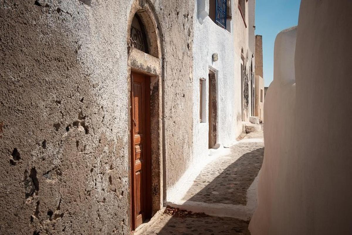Un callejón con una puerta en el costado de un edificio.