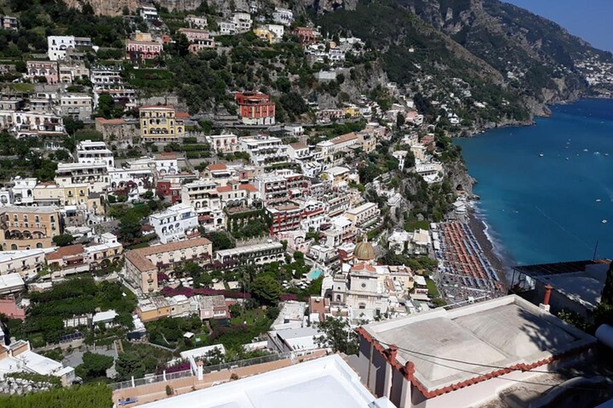 una vista aèria d'una ciutat al costat d'una massa d'aigua