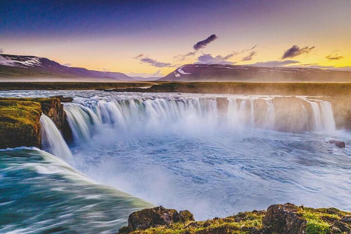 Foss á Íslandi við sólsetur