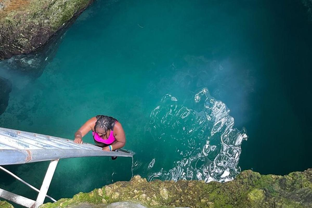 una persona in piedi nell'acqua accanto a un molo