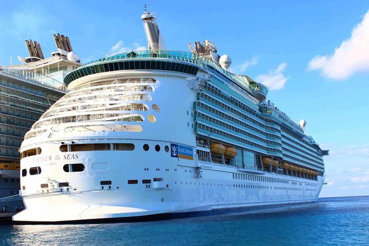 una nave da crociera è attraccata in acqua