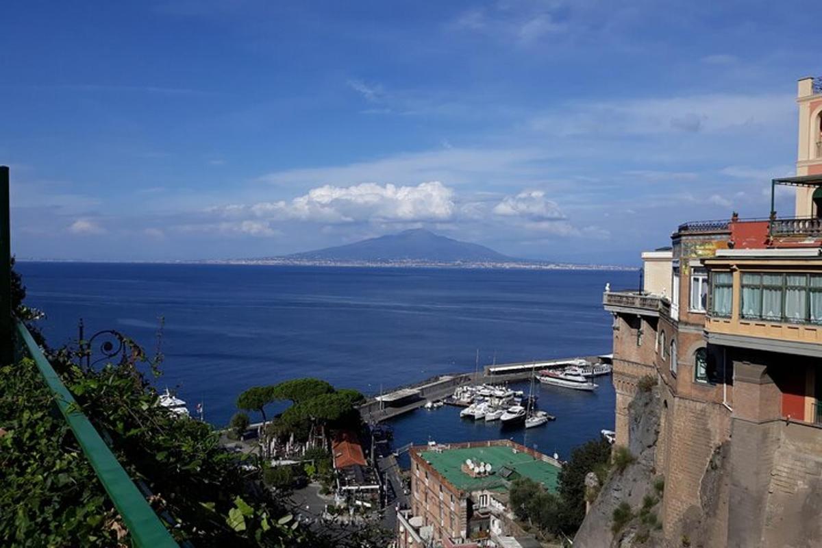 vista d'un port amb vaixells a l'aigua