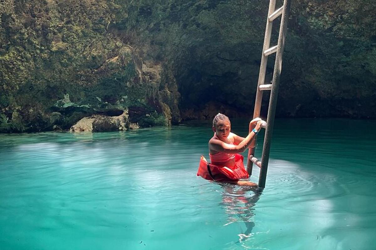 Μια γυναίκα στο νερό με μια σκάλα σε ένα ποτάμι