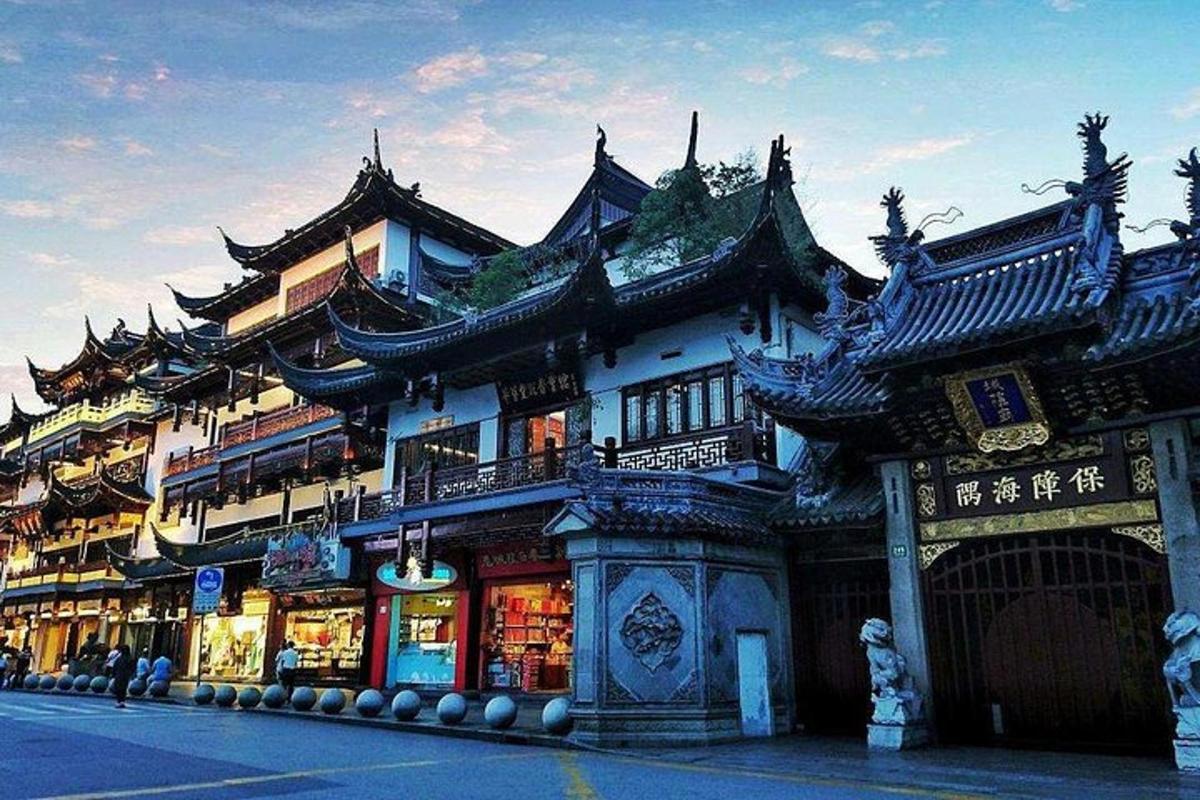 un edificio con uno stile asiatico con